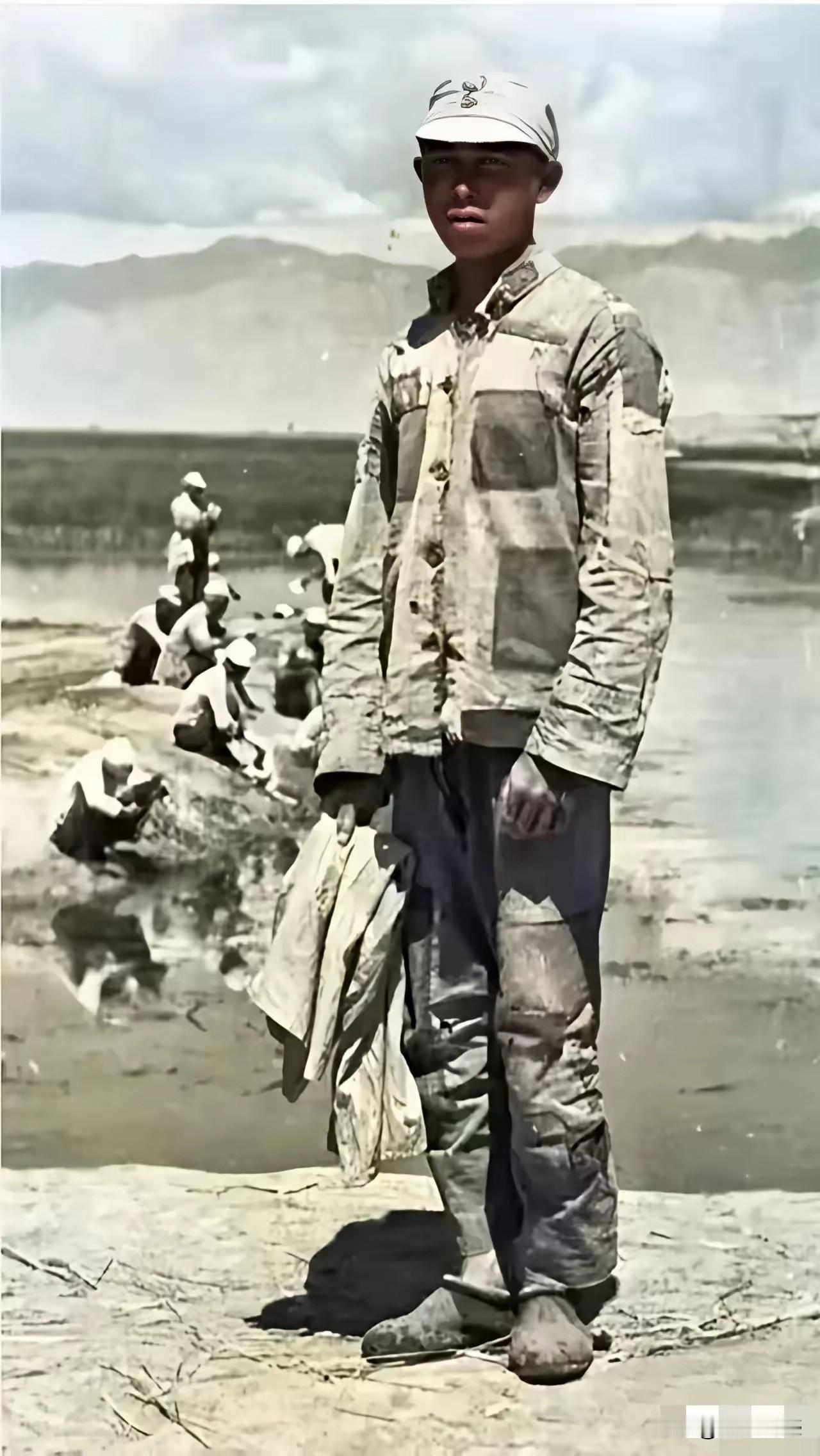 当年我们的先辈们，条件是相当艰苦的，穿的衣服破破烂烂，补丁罗补丁，是他们的精神状