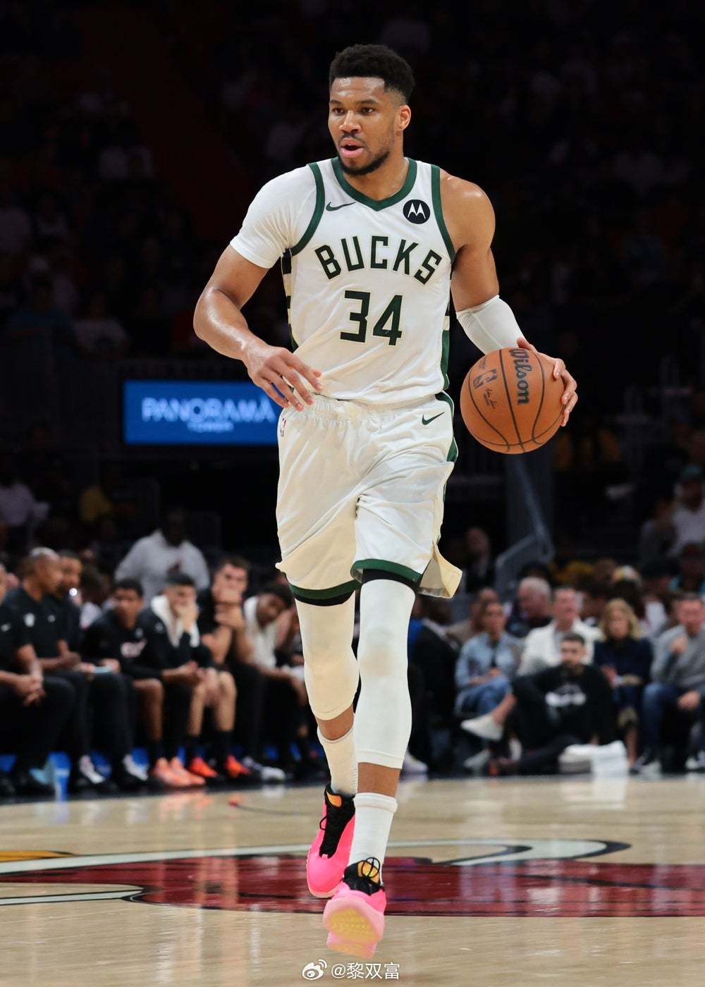 老鹰现在已经九连胜，他们今天的对手雄鹿还没有字母哥（脚踝伤停）。 