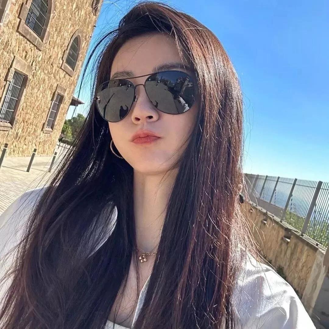 夏日清爽，墨镜下的迷人微笑😊墨镜女夏高级感 墨镜女旅游 气质太阳镜女 墨镜自拍