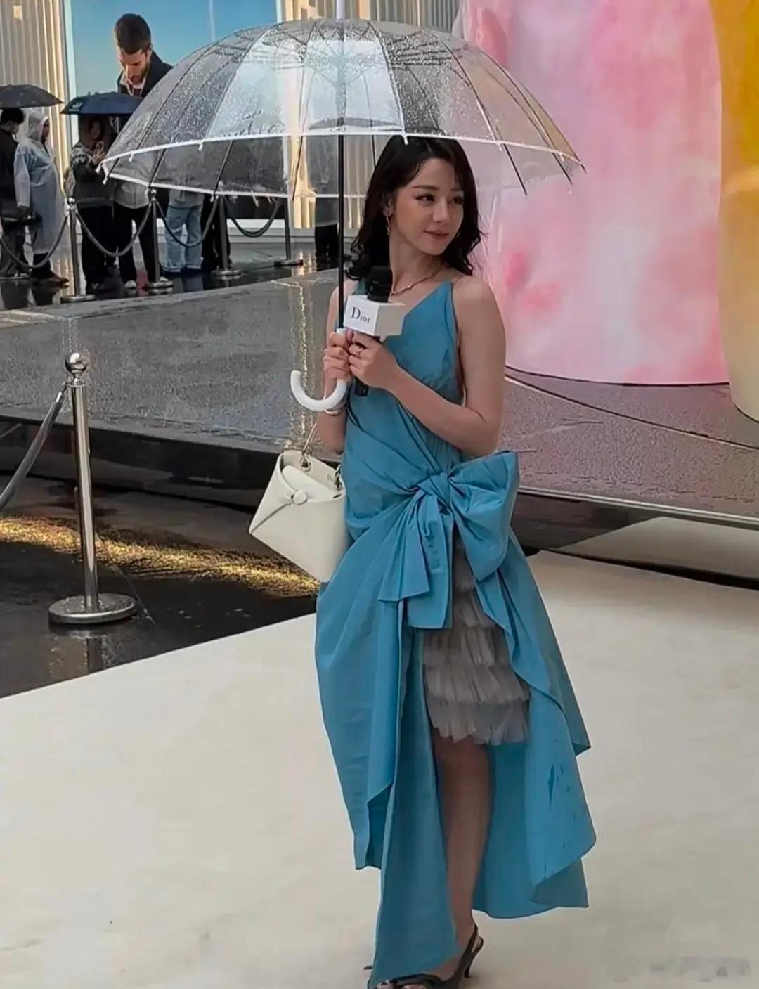 33岁迪丽热巴状态33岁的迪丽热巴，现身南京迪奥奢牌线下活动，感觉她本人比网友口