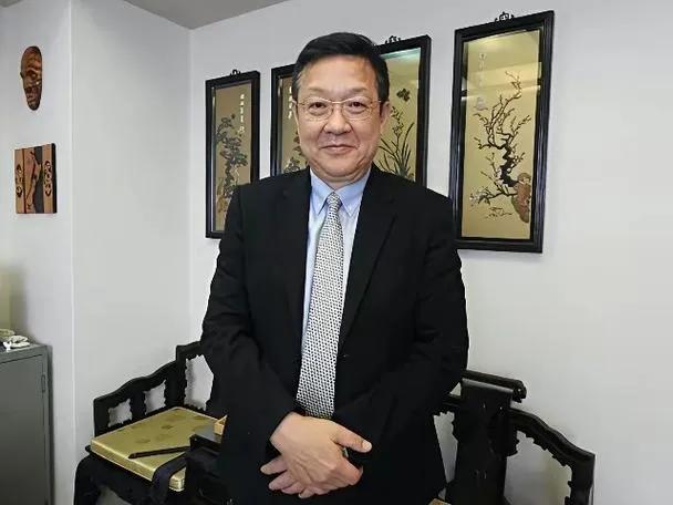 以前对台湾名嘴介文波还有些丝丝感觉，认为有时评论时事多少有那么丁点客观，自台“立