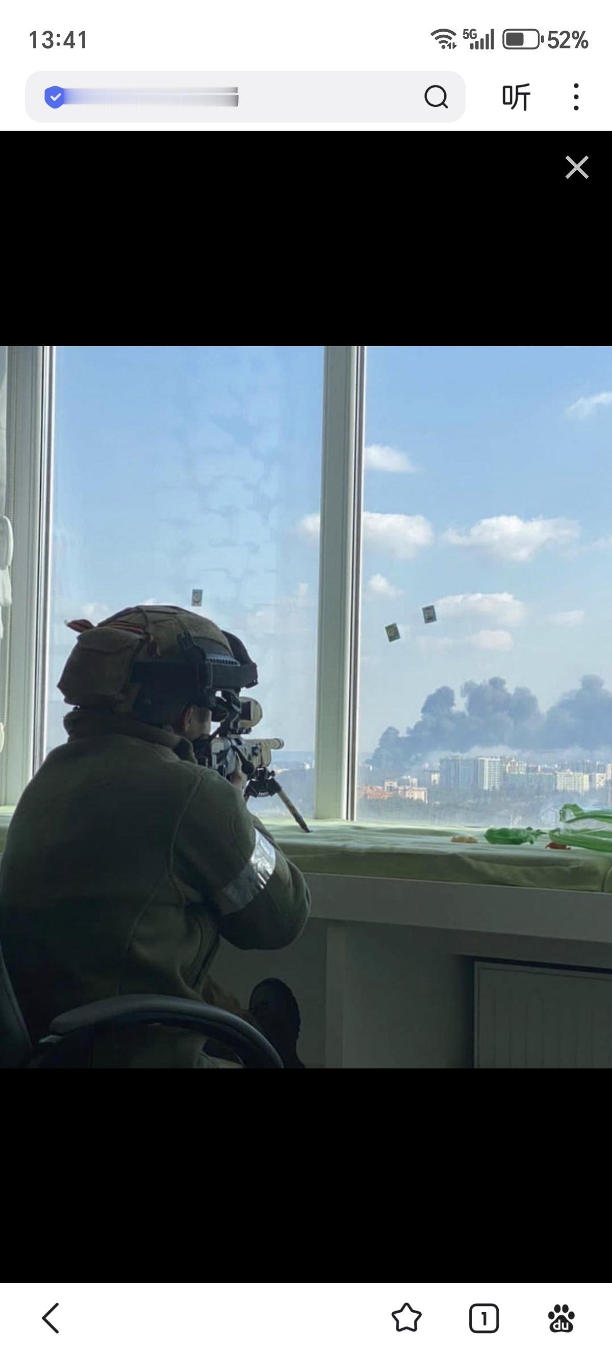 2022年3月初，俄军一名狙击手在伊尔平居民点观察基辅郊区