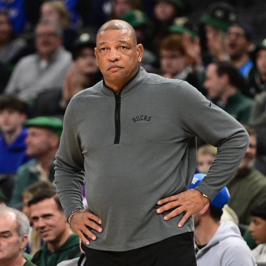 雄鹿或将解雇主帅里弗斯 Shams发布了一篇关于雄鹿队内幕的深度报道，谈到了球队