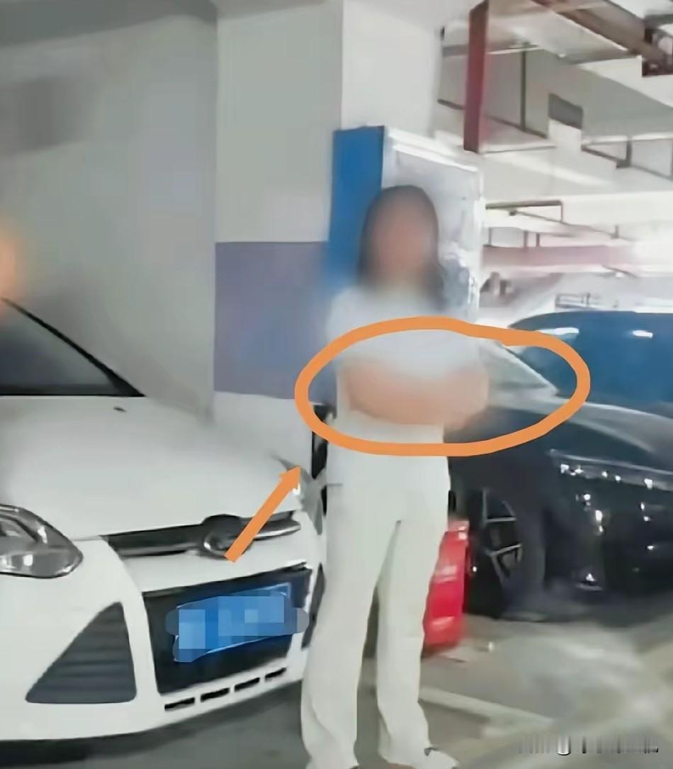 长沙闵先生车位被占8天，终于在街道、司法所和女车主单位十几人调解下拆了U型钢管，