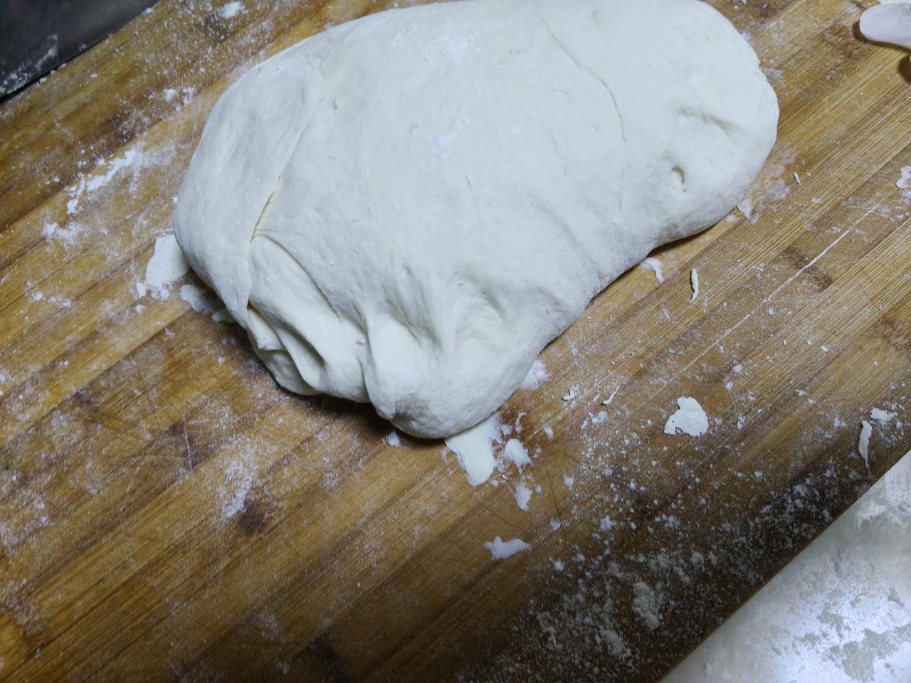 前几天从网上买了一袋面粉，今天想和点面包点包子，结果这个面到处都粘的手都搞不干净