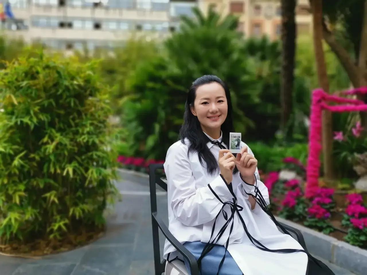 咏梅从年轻时就肉肉的长的很水灵，她不是那种标准的美女，但她骨子里温柔如水的气质却