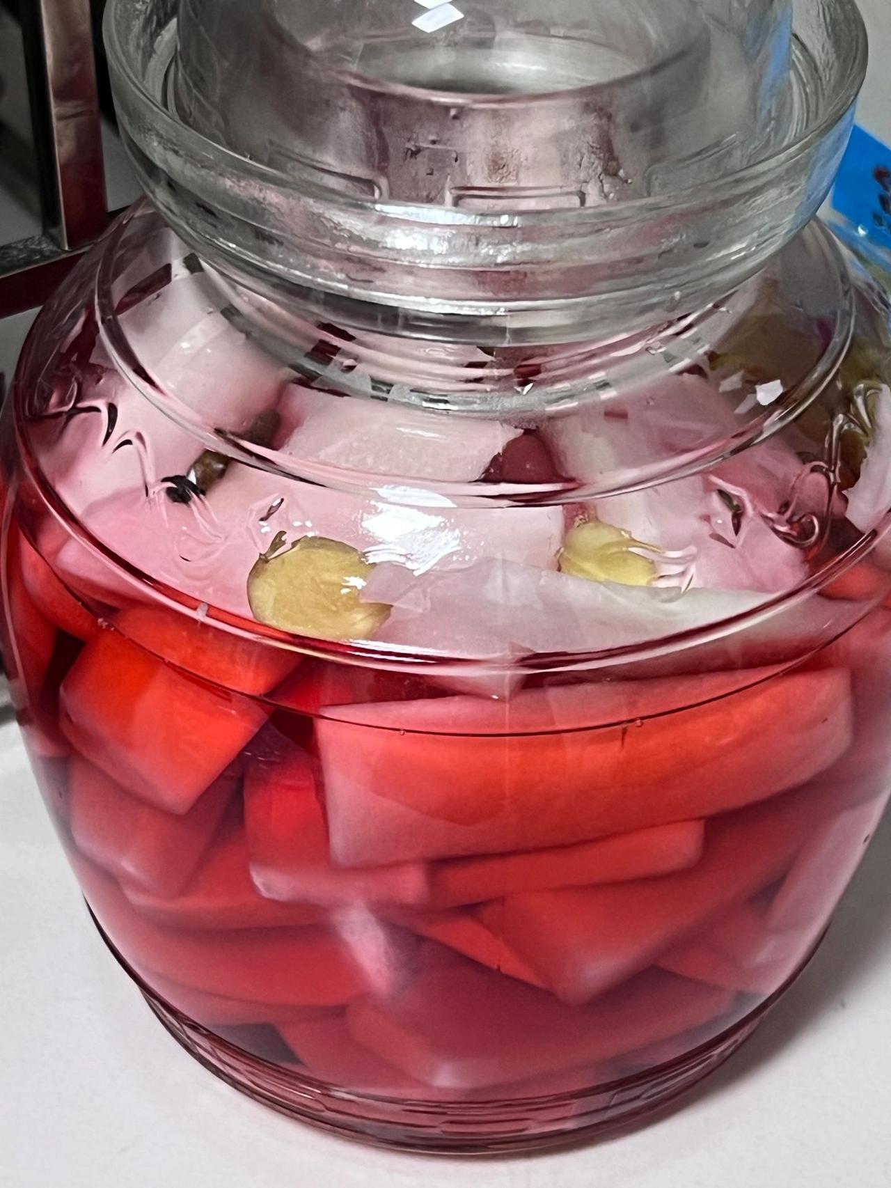 湖南长沙美食酸萝卜做法，下饭超快手新手

天热就想吃酸酸的，尤其刚从长沙回来，真