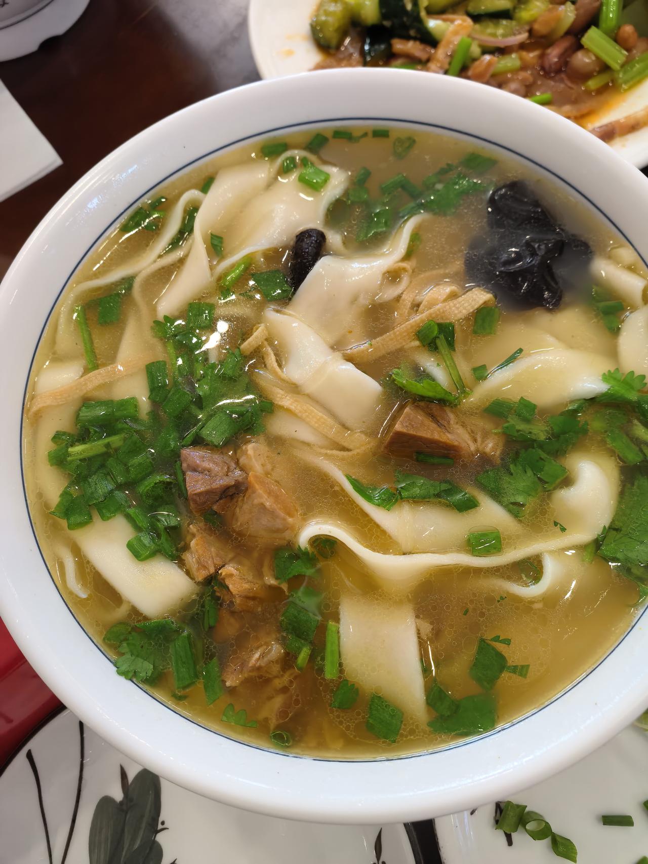 今天中午，在花博公园西头，吃了一碗我们鄢陵的羊肉烩面。

鄢陵老家的烩面分大小碗