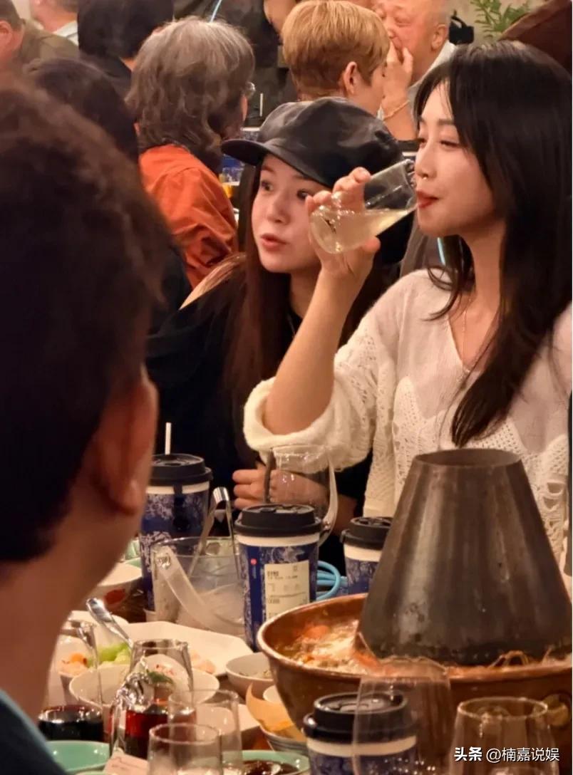 陈妍希绝对是不上镜的美人呀，现实中这巴掌脸，水汪汪的大眼睛，可太美了！
43岁的