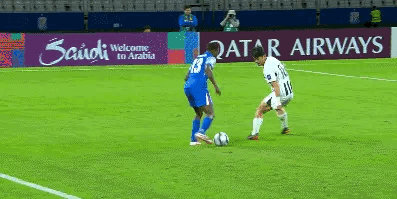 马纳法今天上下半场在左右边路各有一次出色的进攻表现，证明了球王踢法遇到合适的对手