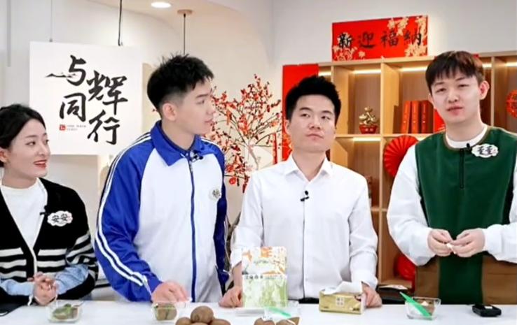 笑不活了，传熙这孩子，心眼太实诚了。
董董爆料，去年过年放假前夕，大家都忙着回家