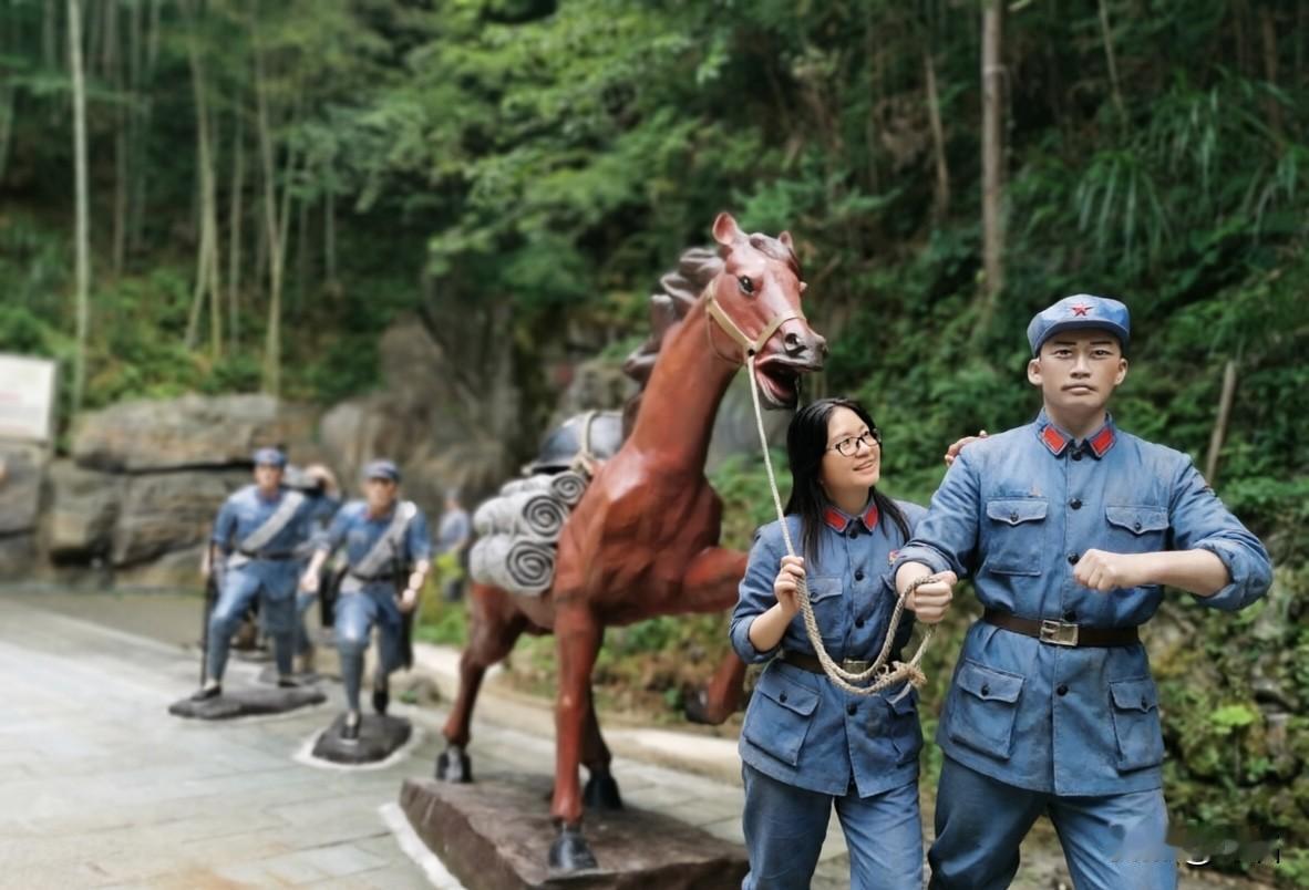 今天是八一建军节。

这篇小文，不想写宏大叙事，只想记住：我们此刻拥有的“不慌不