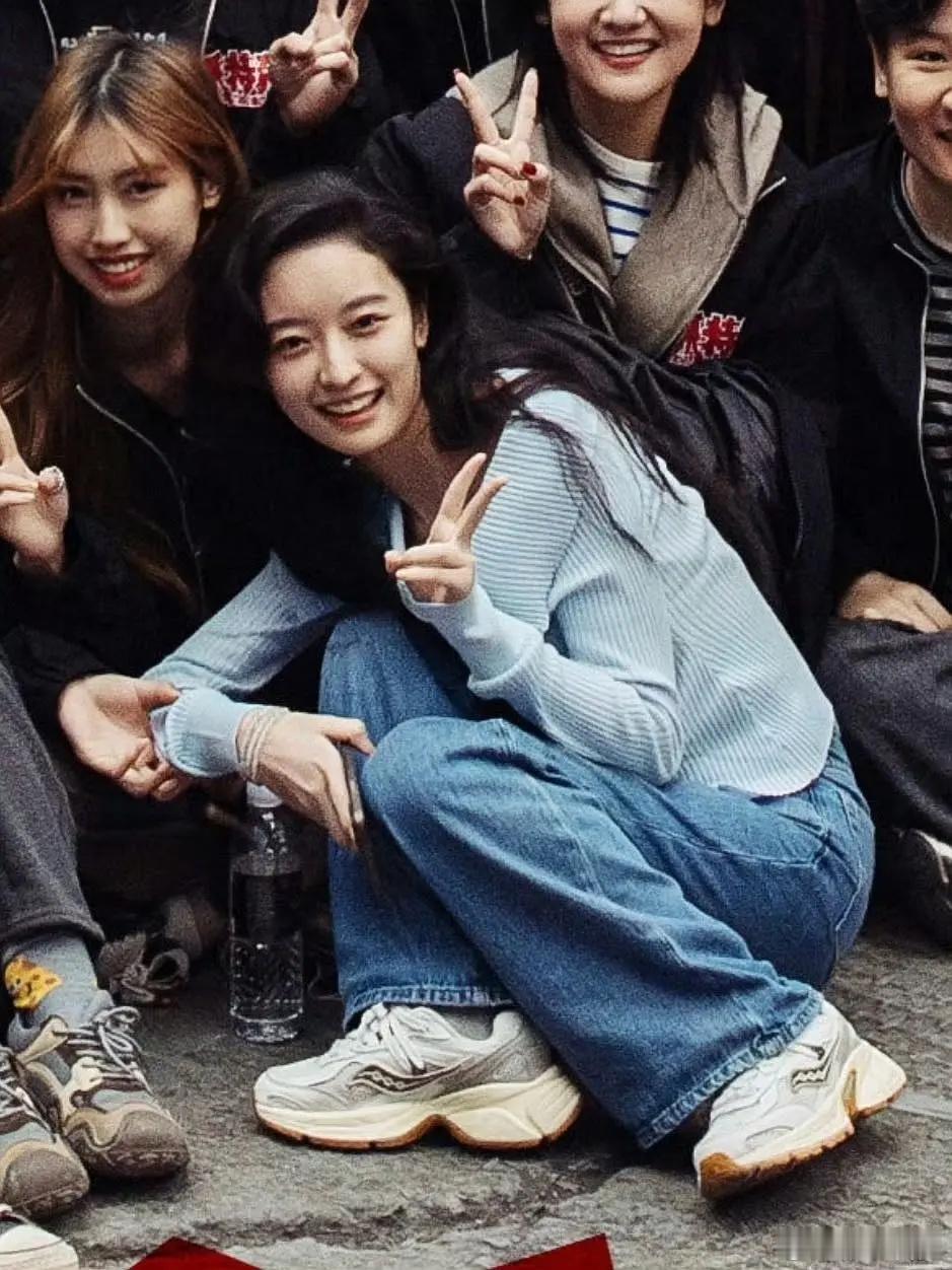 杨舒伊不是空有资源，身上的灵气很讨喜，待播的还都是大导把关的作品，这种配置放在新