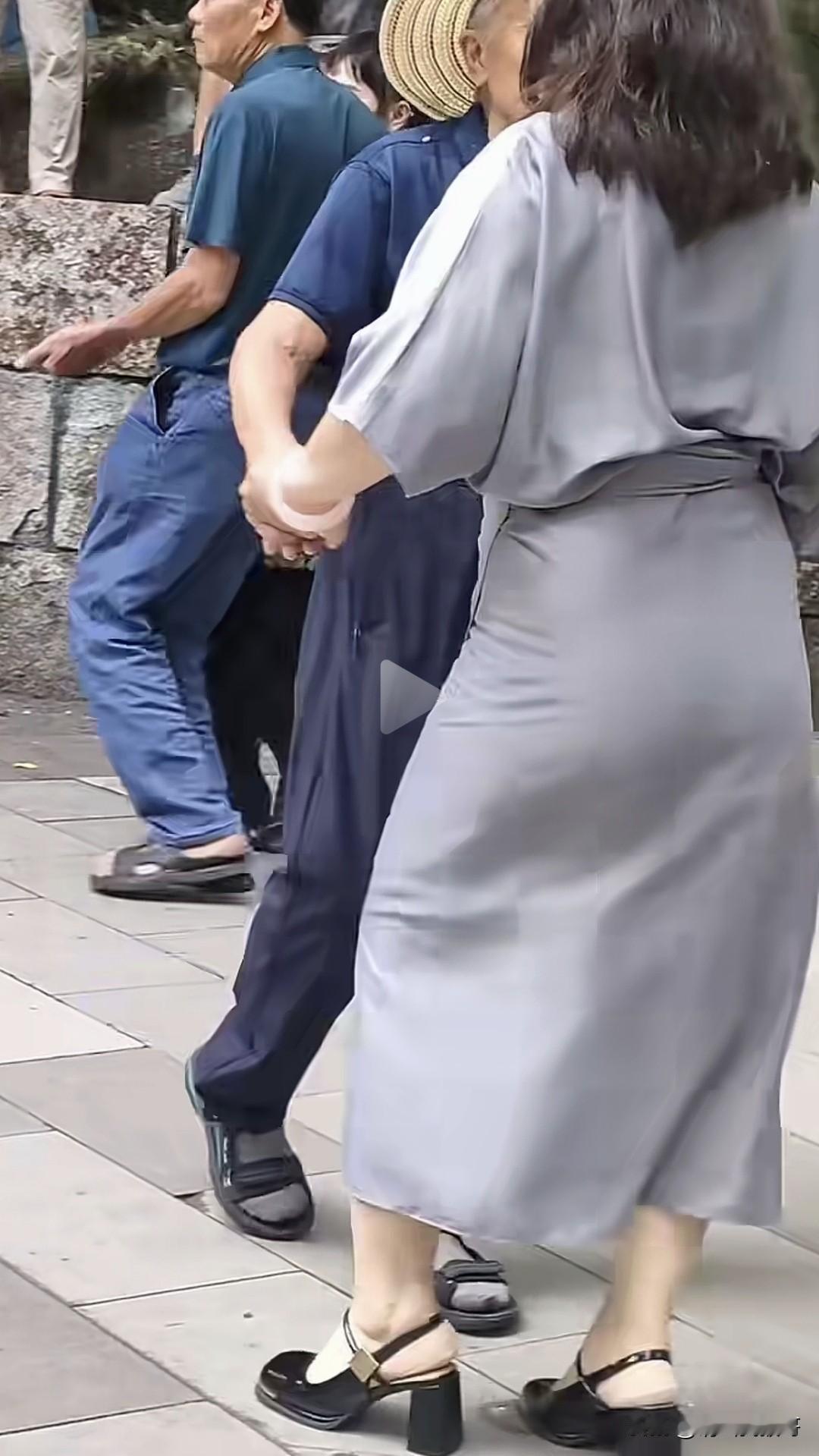 柳州鱼峰山公园如今成了退休老头的乐园
10-20元陪跳5分钟。原本是休闲放松的公