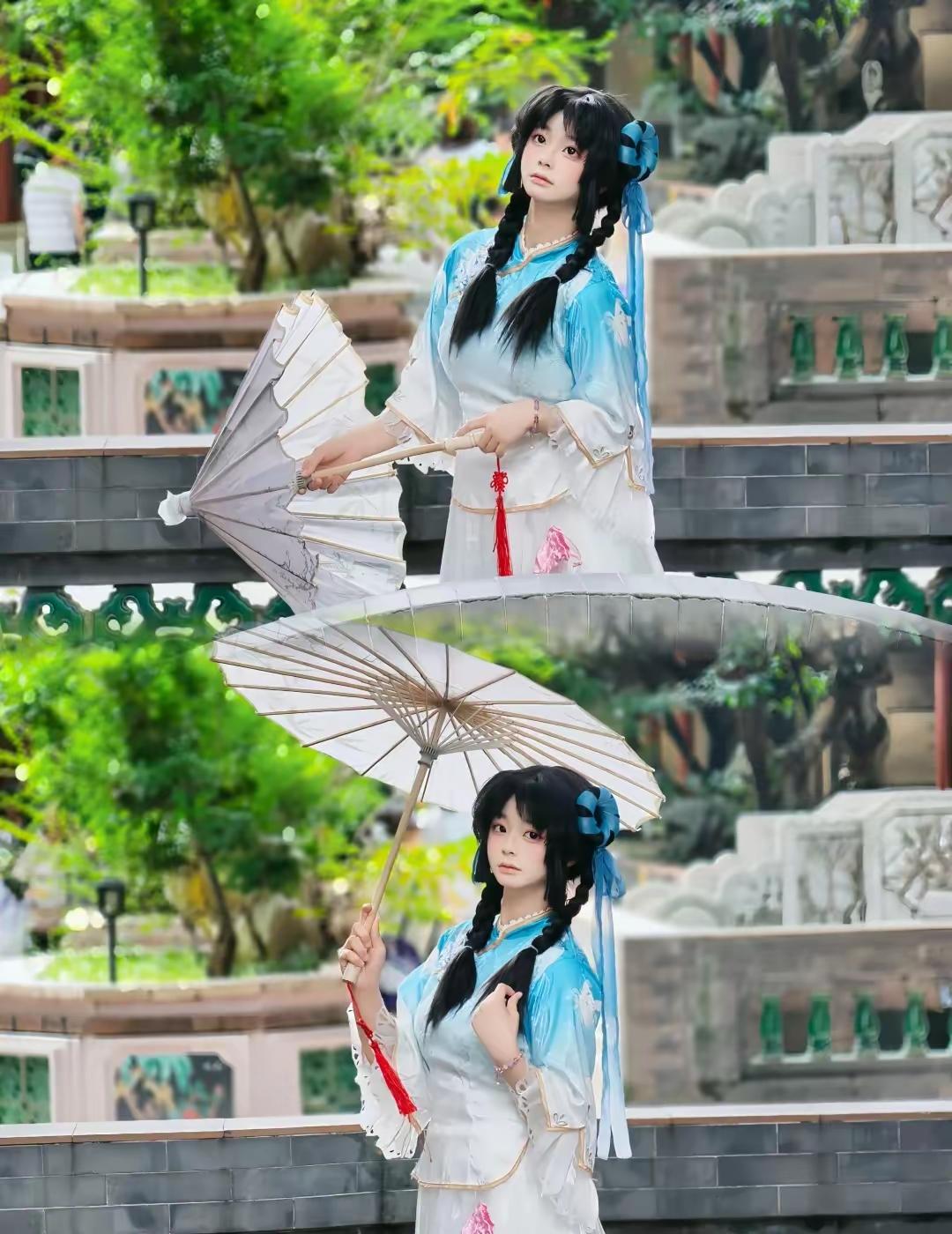 古风少女，手持油纸伞，漫步在绿意盎然的庭院中。