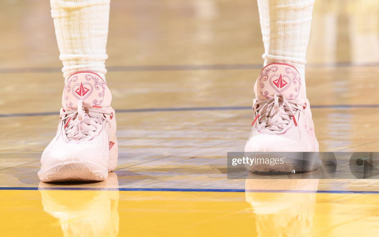 今天巴特勒上脚👟一双粉色的Jimmy Butler 4代签名战靴 湖人vs勇士