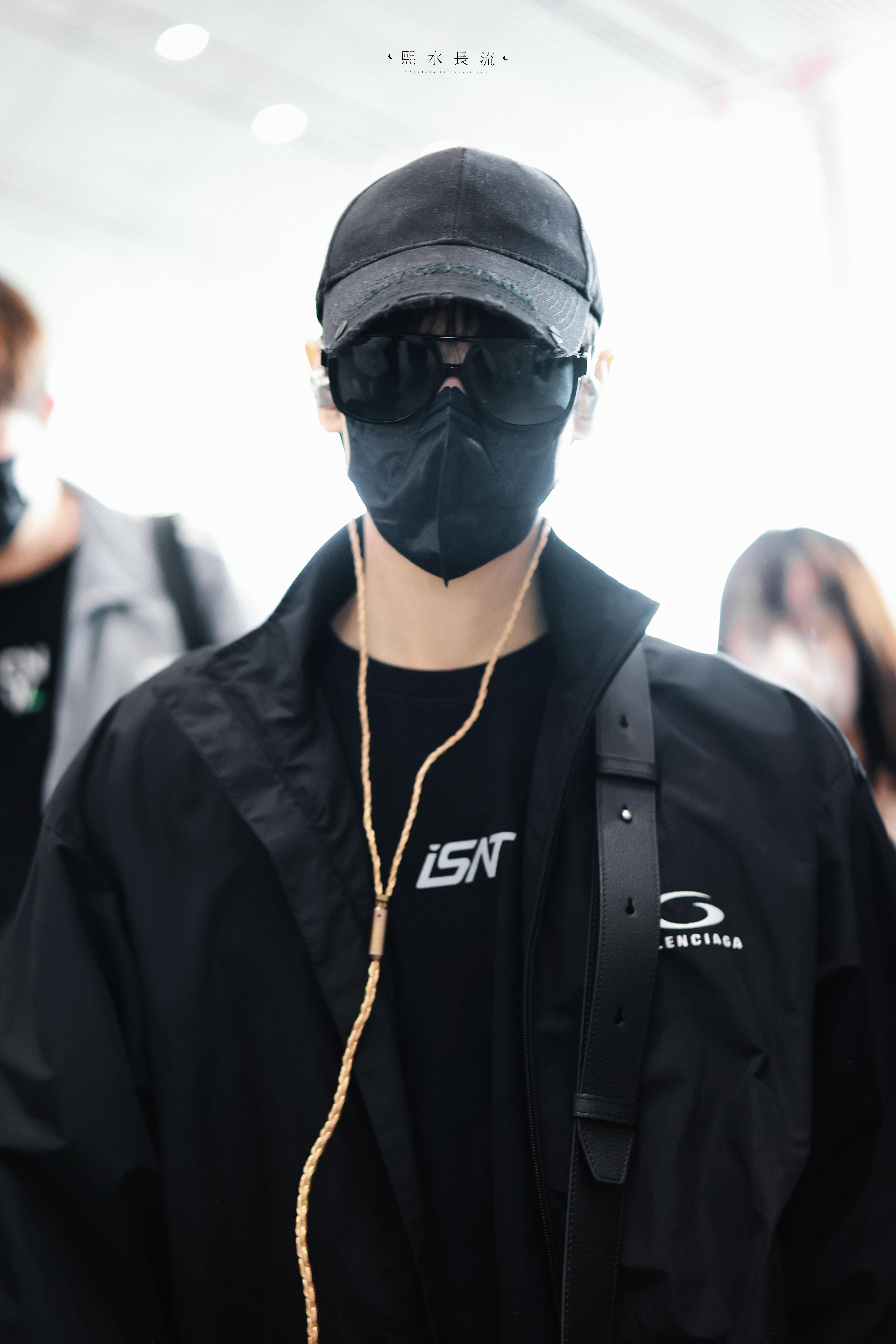 罗云熙出发新加坡路透，从建模就赢麻了期待熙哥4.19作为颁奖嘉宾和表演嘉宾受邀参