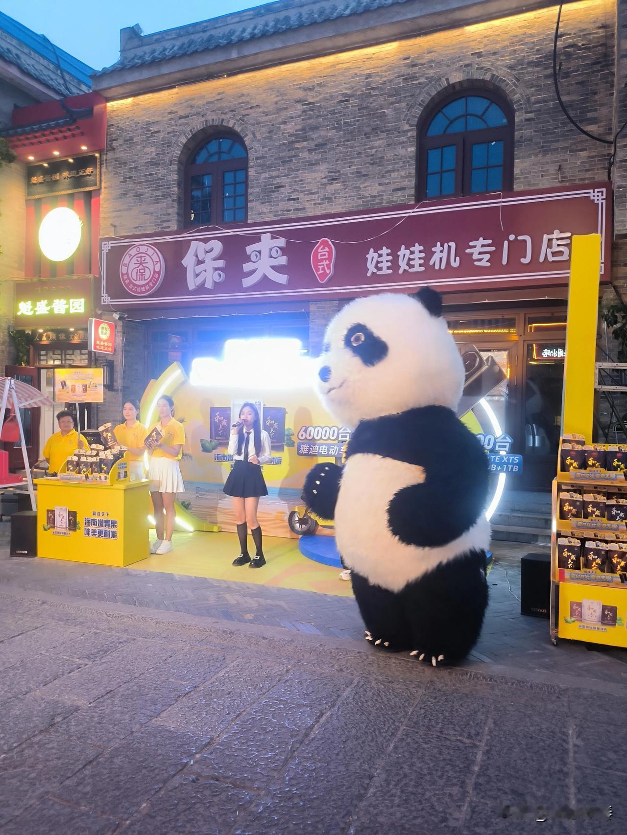 晚饭后八点左右，气温高达36度，我到保定西大街转了一圈。

在人民照相馆旁，看到