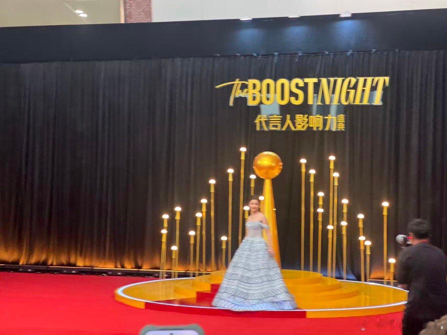 首届代言人影响力盛典卢昱晓程潇红毯生图 红毯生图见证真颜值！卢昱晓程潇从容优雅，