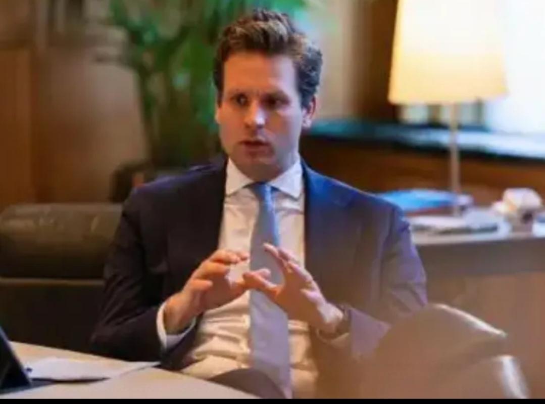 越想越窝囊，荷兰icon经济大臣宣布已取消访华，还揭开了一个弥天大谎。
 
当所