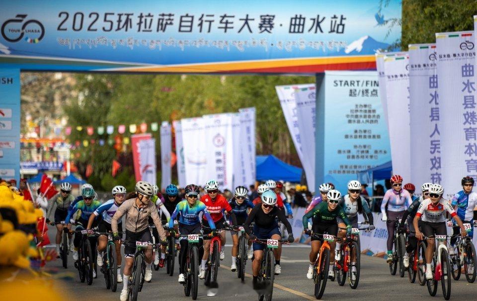 赛道风景真不错呀！一边看美景，一边感受速度与激情～西藏最高水平的赛事小卢篮球世界