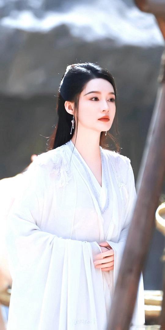 李沁幻视千金归来想看李沁再演一部都市剧 李沁的气质真的太独特了，既有千金的优雅，