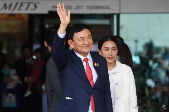 他信突飞迪拜！泰国新总理诞生前夜，家族政治版图大洗牌
 
各位观众，大家好！今天
