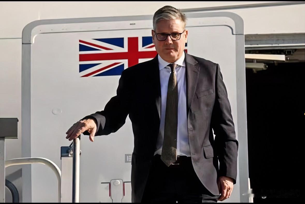 英国首相斯塔默这回是真把“明白人”演活了。

记者非要搞事情，问他访华怕不怕特朗