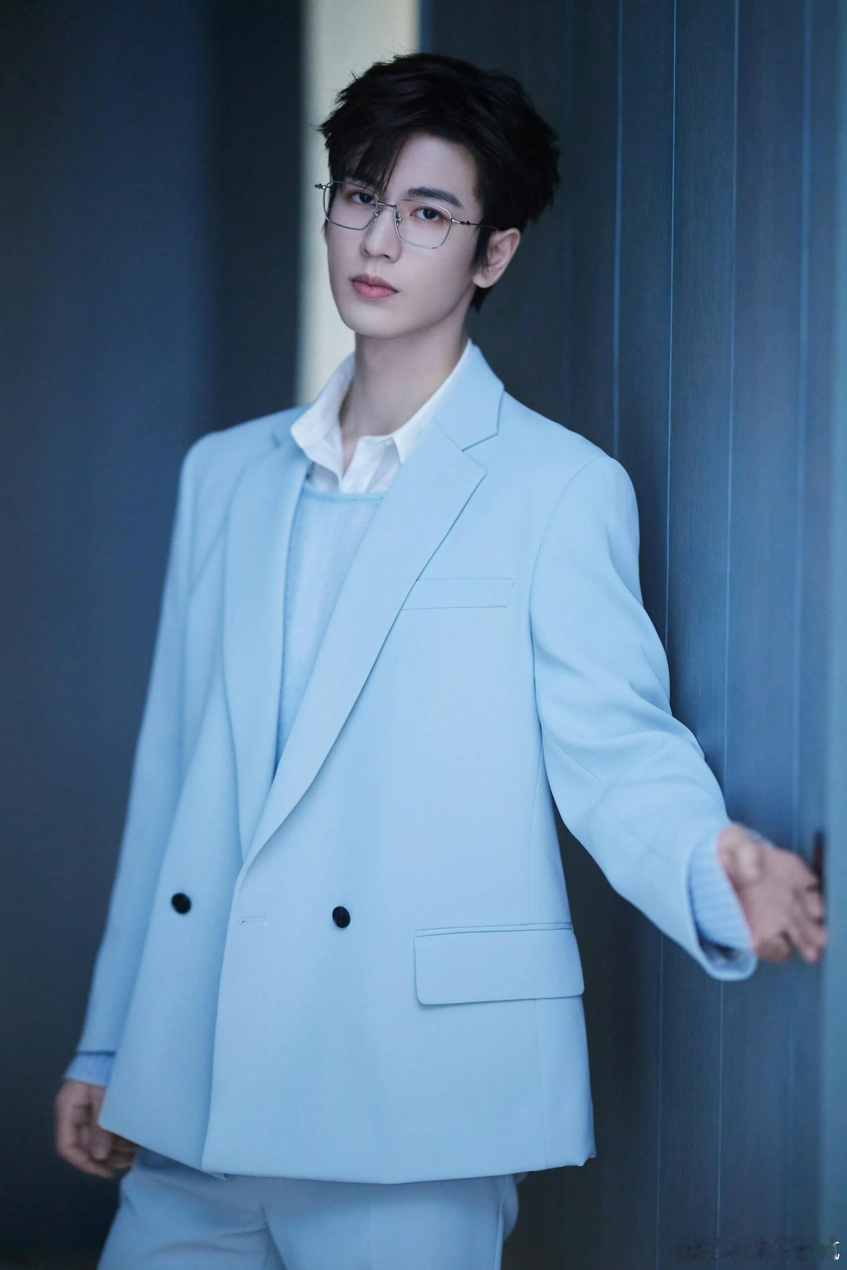 张凌赫金丝眼镜给到夯论张凌赫和金丝眼镜的适配度张凌赫演啥像啥！偷珍珠的灵动、斯文