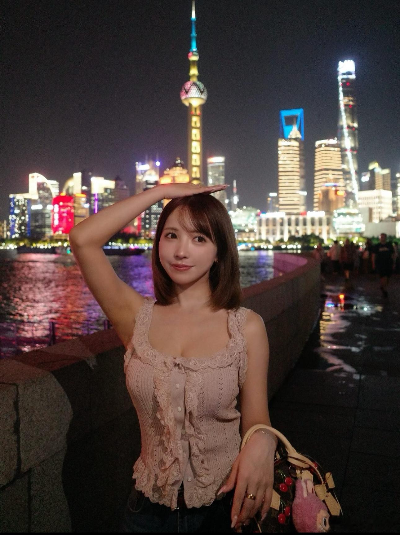 据说这是位女明星正在上海旅行看了半天我也不认识这是谁啊？上海旅行 ​​​