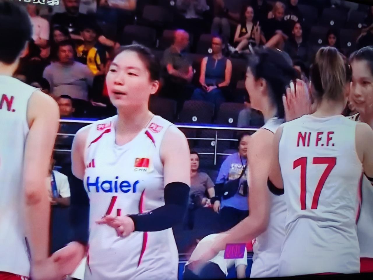 6月19号世界女排联赛土耳其站的比赛，中国女排对阵法国女排，前两局中国女排25：