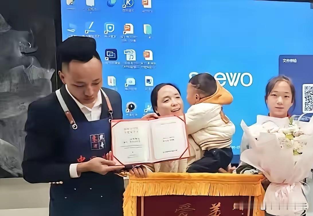 贵阳观山湖的夜市深夜，一对经营牛排摊的夫妇，在熙攘人潮里弄丢了3岁的儿子。等他们