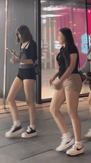 一群女汉子！
每一位
都是高挑身材，
但是步步生风，
感觉她们的职业
不是运动员