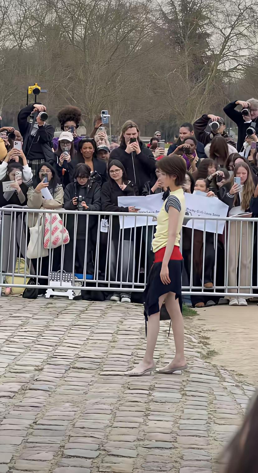 迪丽热巴没有去成巴黎时装周，
结果成了陈都灵的主场，
只是这场地看着也没多高端啊