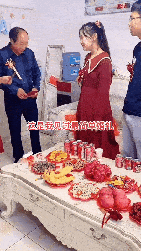 满脸稚嫩的新郎新娘看起来像是两个中学生一样？
年纪轻轻的，为什么都这么着急结婚呢