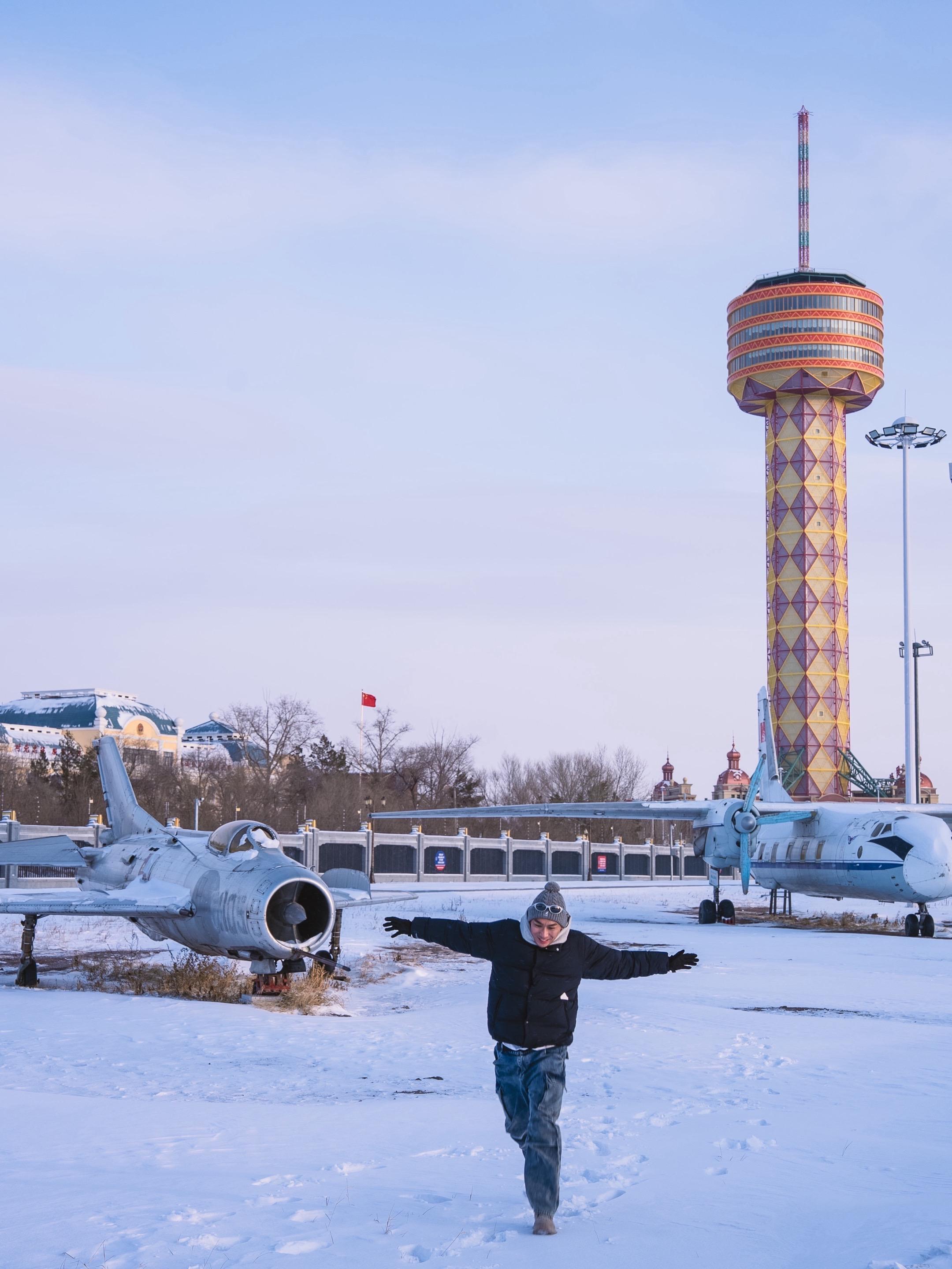 在飘雪的边境国门边，守候一场三国日落。满洲里冬日漫游  这个冬天别再只...