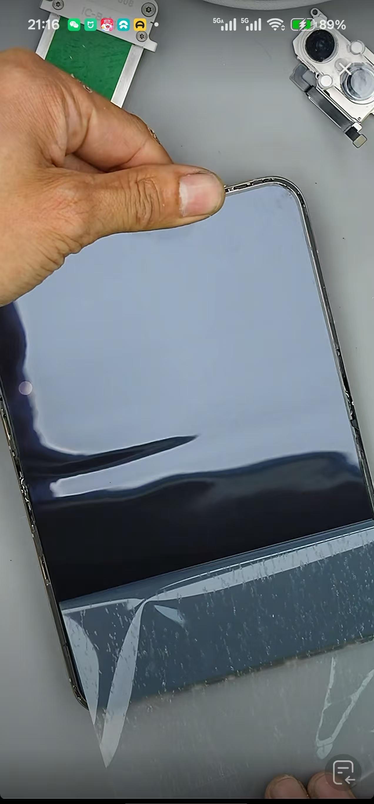 iPhone Duo的内屏磨砂膜，
撕掉后可真领先啊[捂嘴哭] ​​​