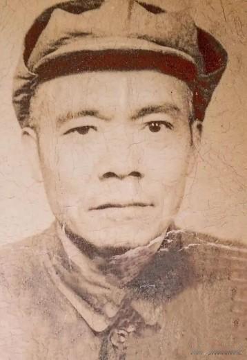 1937年，34岁的王牌特工涂作潮向党组织提出了一个令人头疼的问题，他想要一个老