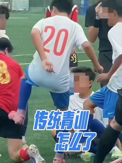 淄博起源地杯赛场，鲁能足校U13梯队不敌杭州足管U12，比赛中动作接连失控、赛后