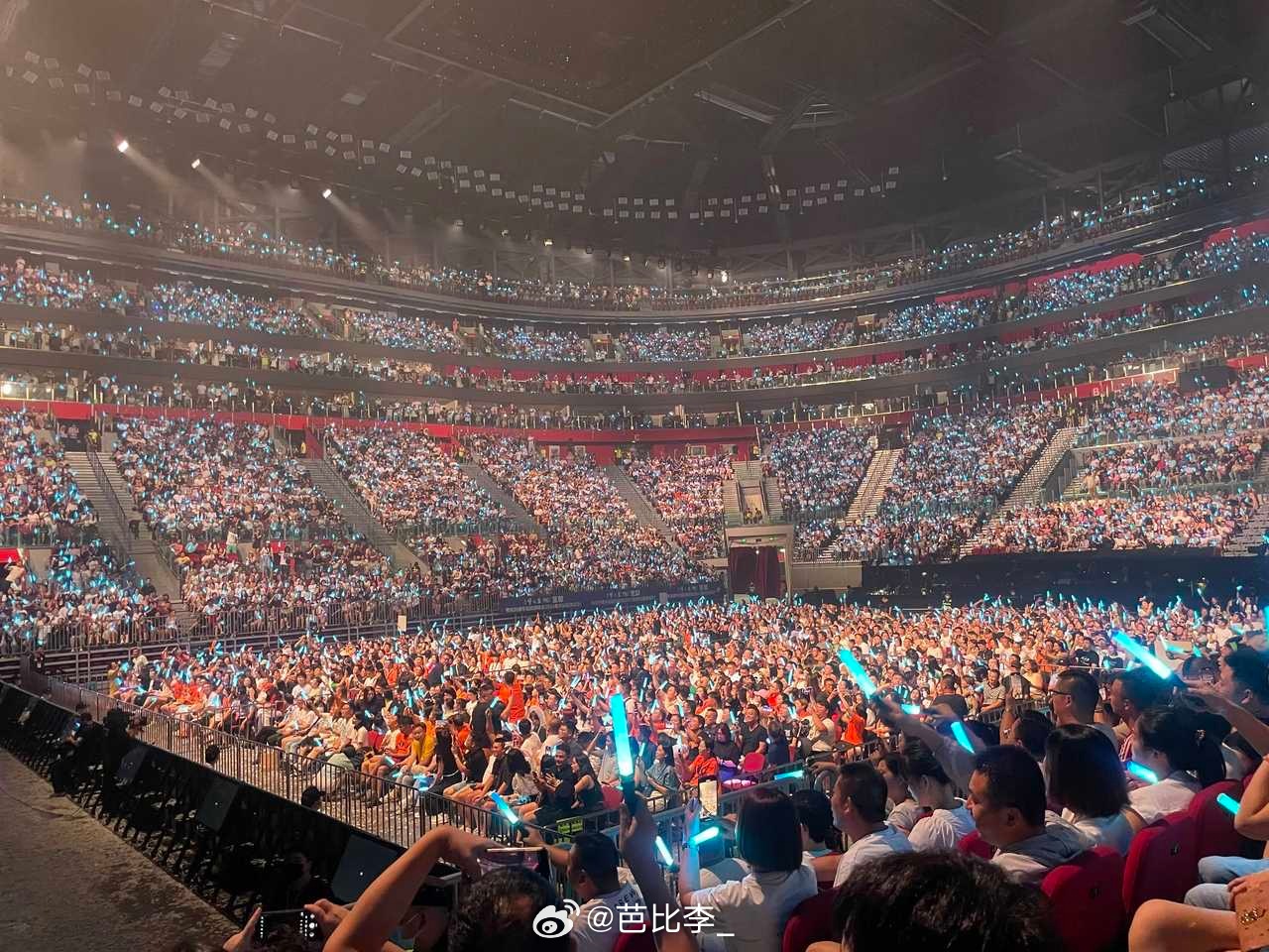 抽4个人去看演唱会！酒店+机票+演唱会门票全包！不要的可折现6000元！想干嘛干