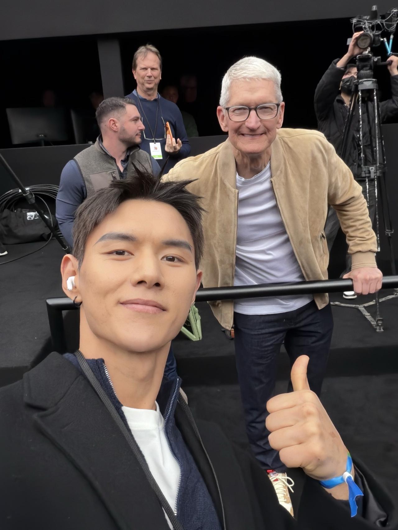 今天很有出息，当面给库克大佬点赞！🤝
Apple 50周年，现场见证历史！
有