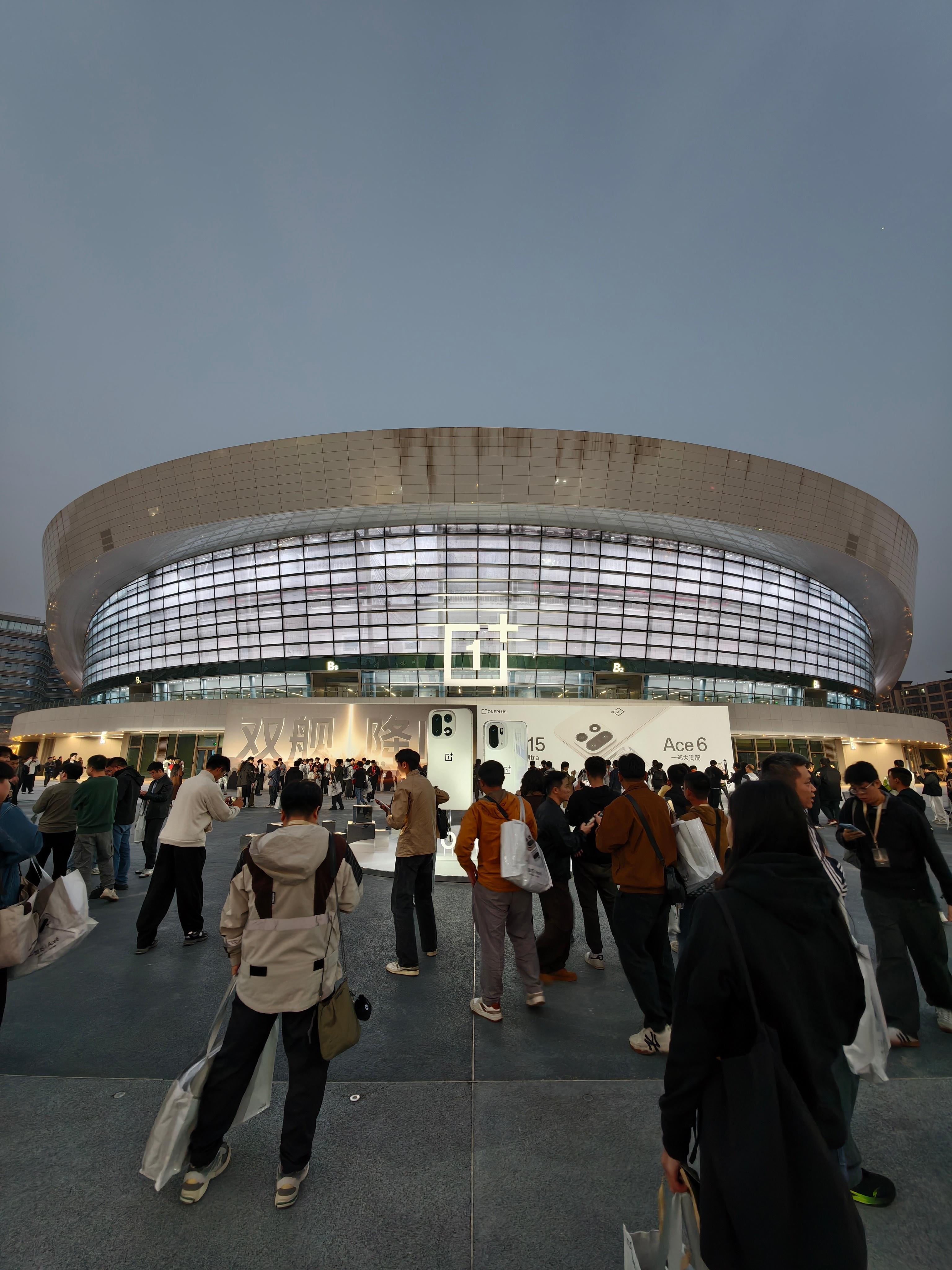 已抵达一加15丨Ace6新品发布会现场～会场前巨大的俩手机，就是今晚的主角：双舰