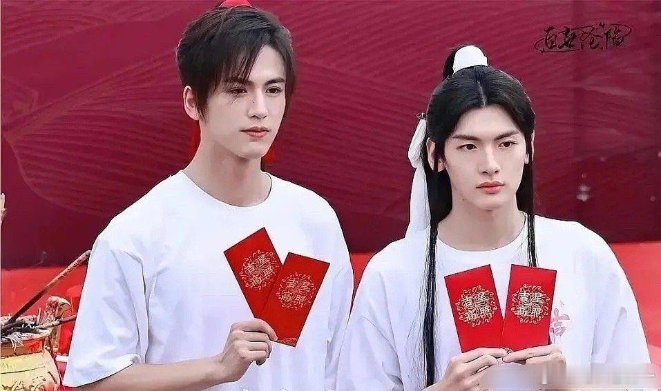这是张凌赫和翟潇闻？他俩还下过海？？居然还是墨香铜臭的天官赐福，大ip啊是。 ​