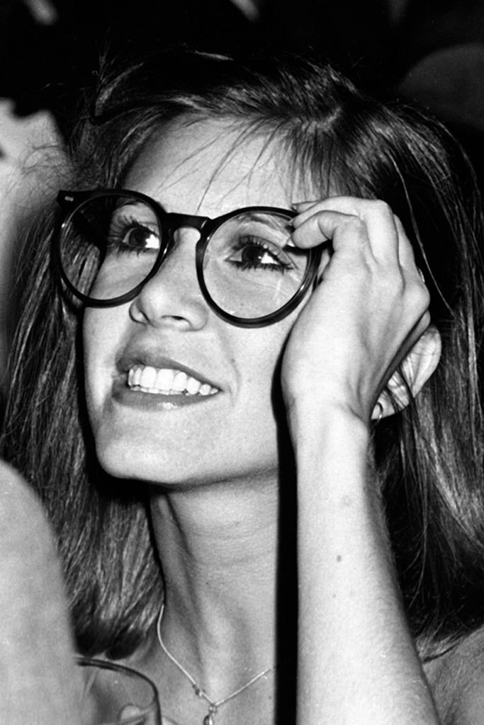 凯丽·费雪的一组相当有爱的抓拍照片摄于1980年9月19日的纽约，她在乔治·阿玛