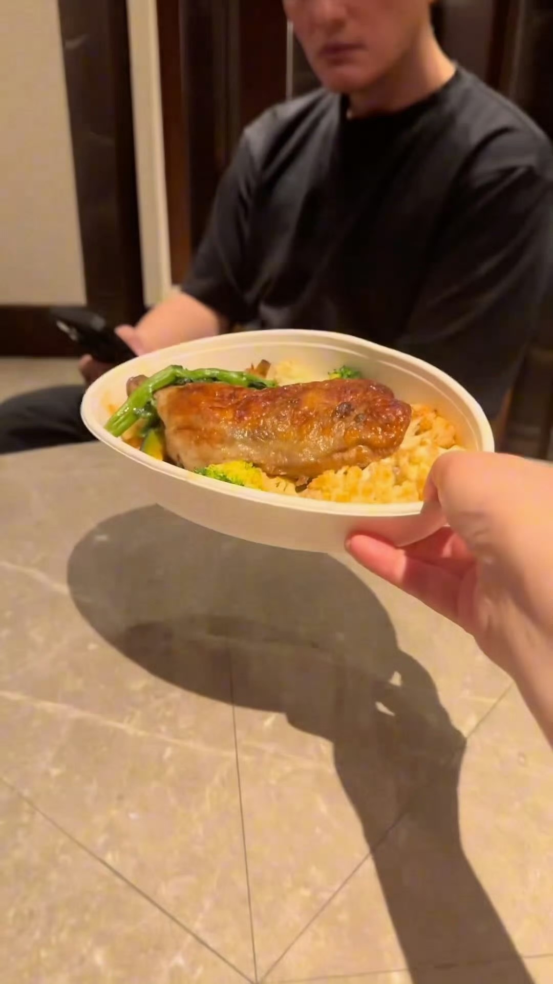 徐冬冬把尹子维气委屈了上一秒还在闹小情绪的徐冬冬，下一秒抱着鸡腿乐呵呵，这反差萌