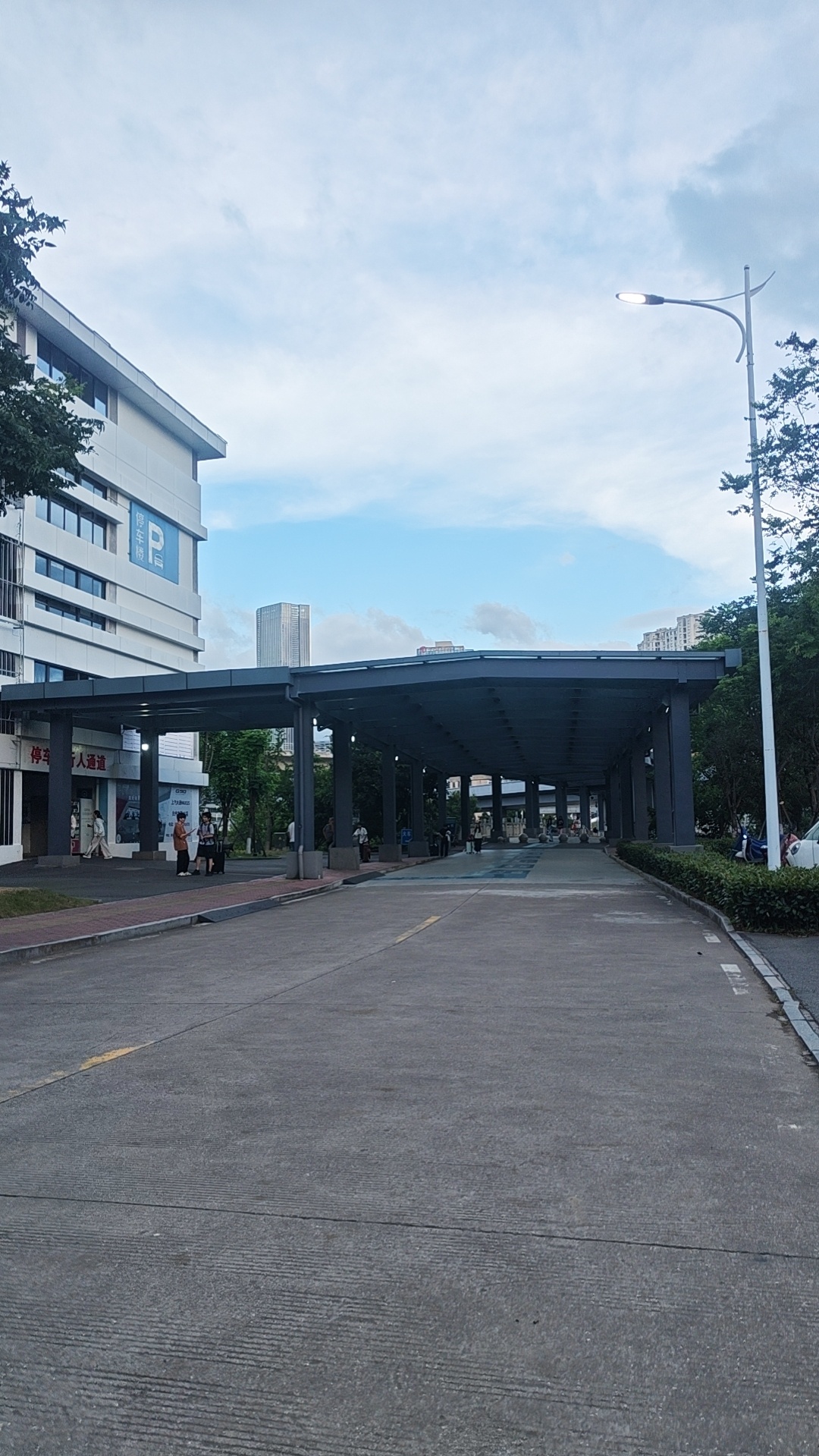 今天碰到了一个神经 欺软怕硬的……骑小遛把路边的小奶狗撞了我喊了一句：“撞到狗了