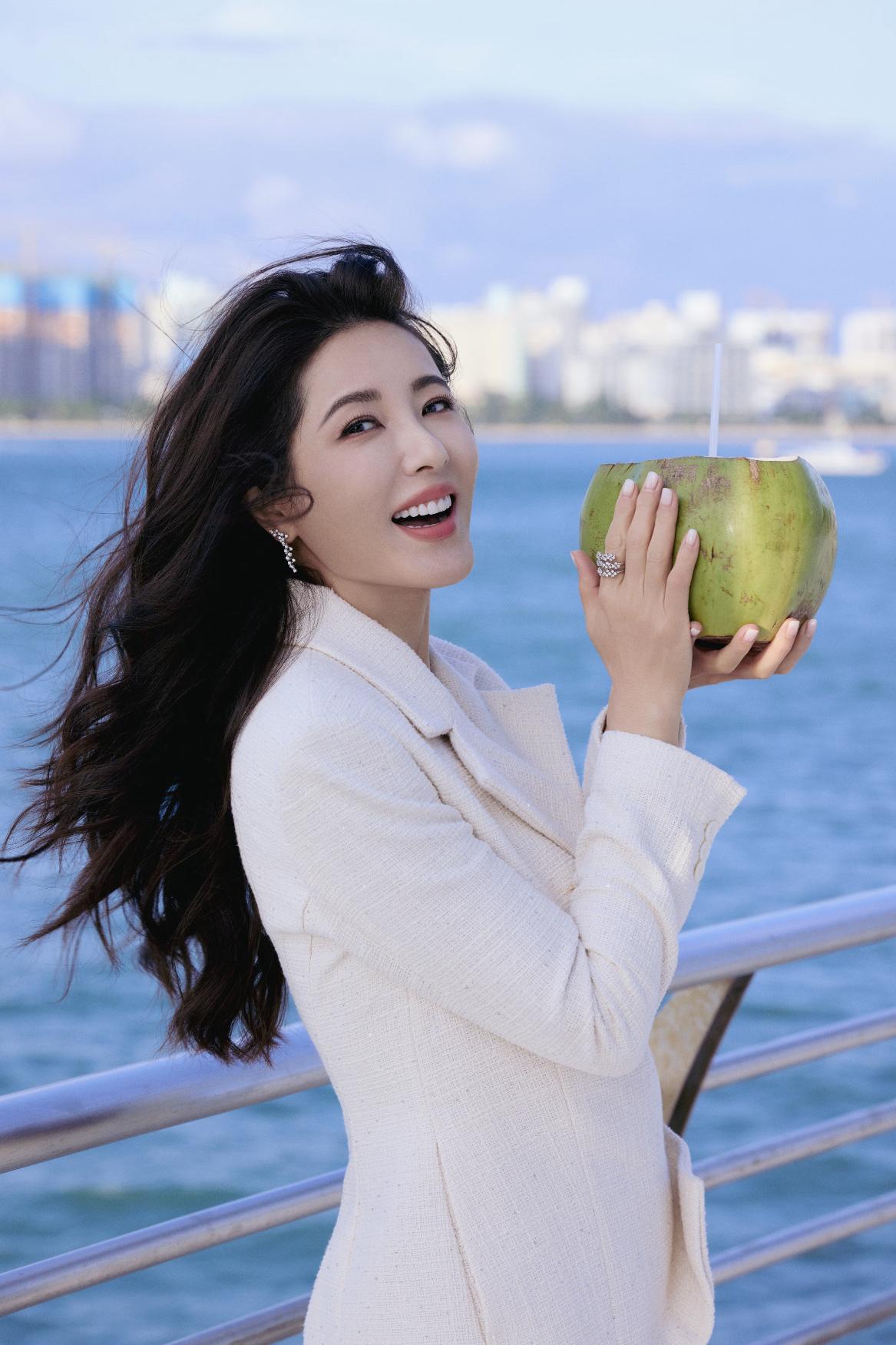 49岁的曾黎至今未婚无子，
平时生活在北京的公寓里，公寓里有一个20平的小菜园，