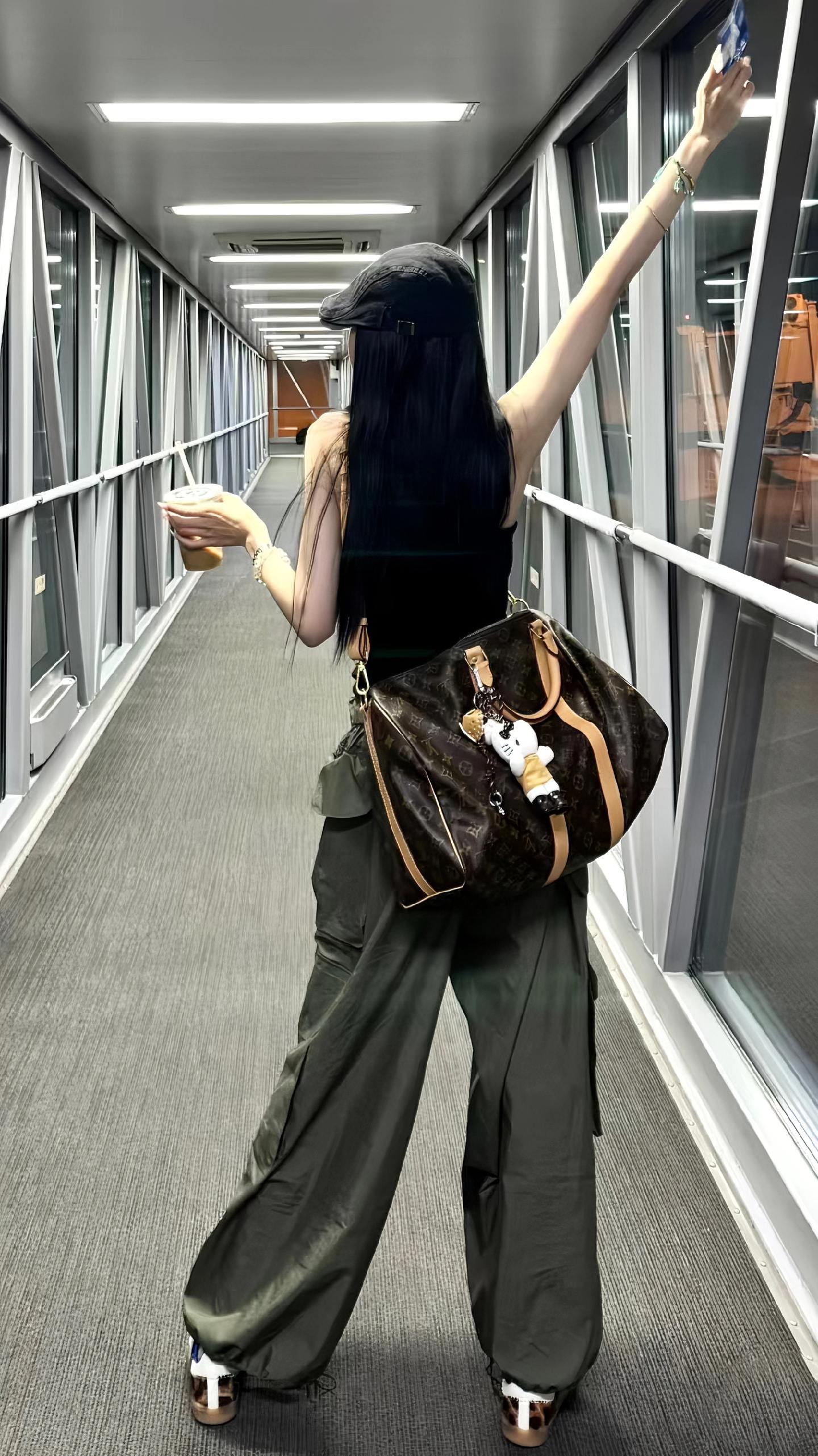 出门玩了。