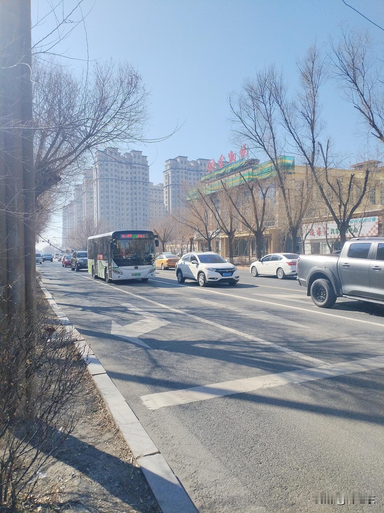 美国的霸权地位是否受到威胁？回答是肯定的。
   二战之后，美国在世界上独霸天下