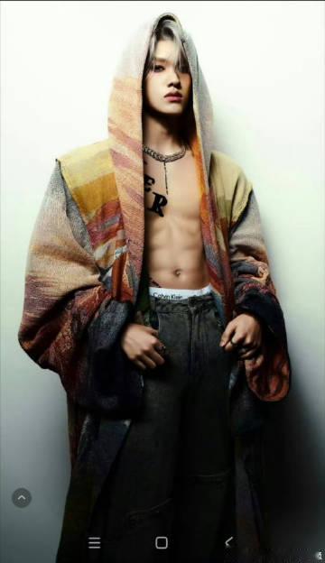 张极露腹肌了救命！张极露腹肌也太撩了吧，紧实的腰腹线条超养眼，每一寸都长在审美点